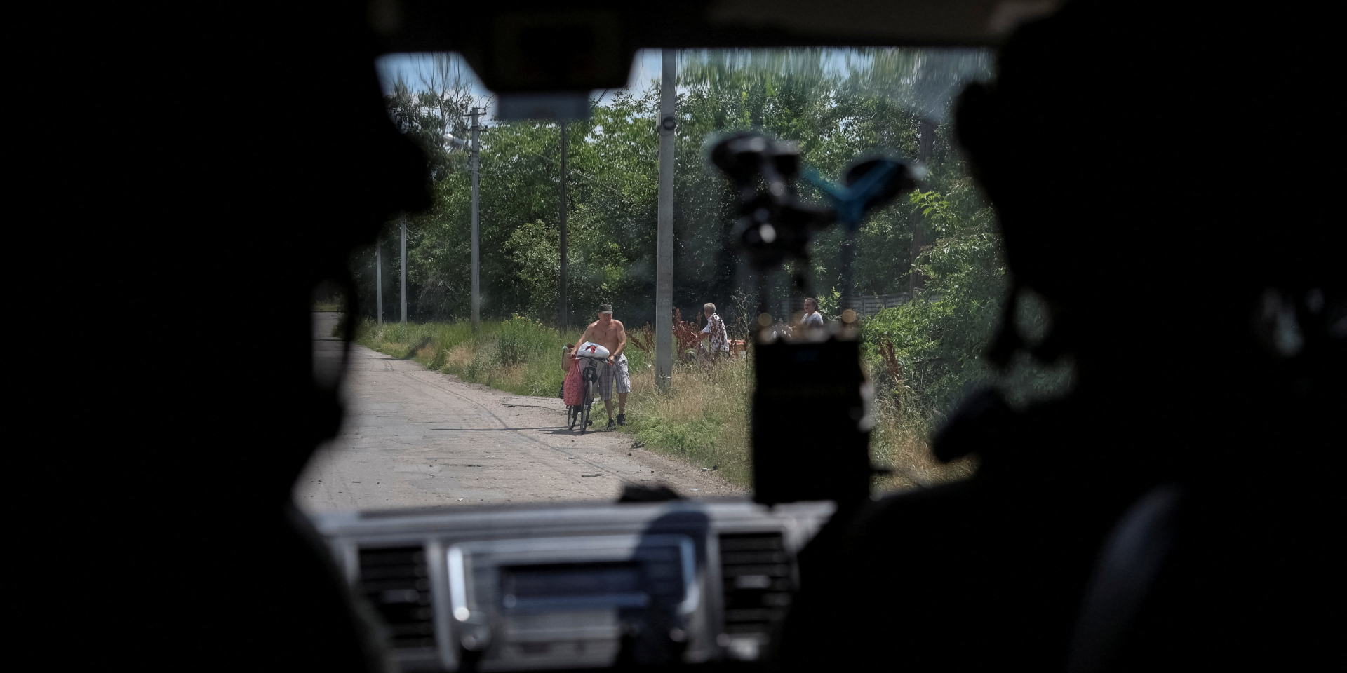 Бійці евакуаційного підрозділу поліції Білі янголи їдуть у транспортному засобі під час евакуації з прифронтового міста Дружківка (Фото: REUTERS/Anatolii Stepanov)