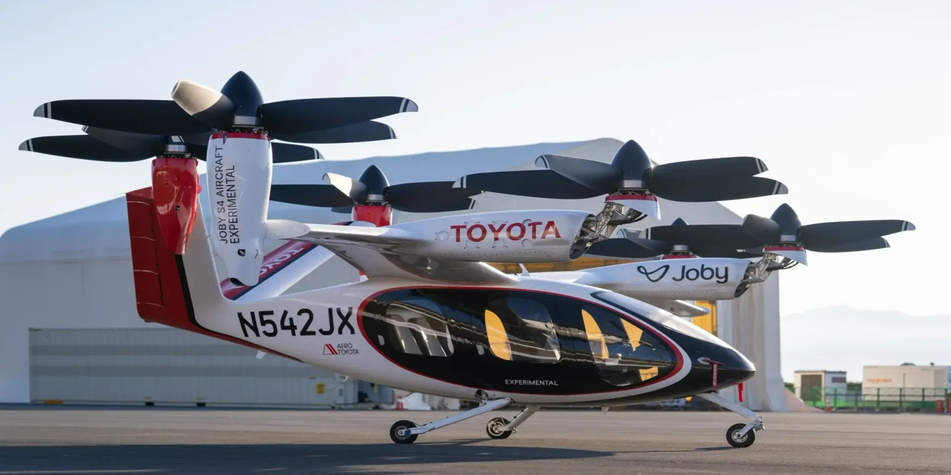 Электрическое аэротакси компании Joby Aviation во время демонстрационного полета совместно с Toyota на японской трассе Фудзи Спидвей в декабре 2025 года (Фото: Joby Aviation)