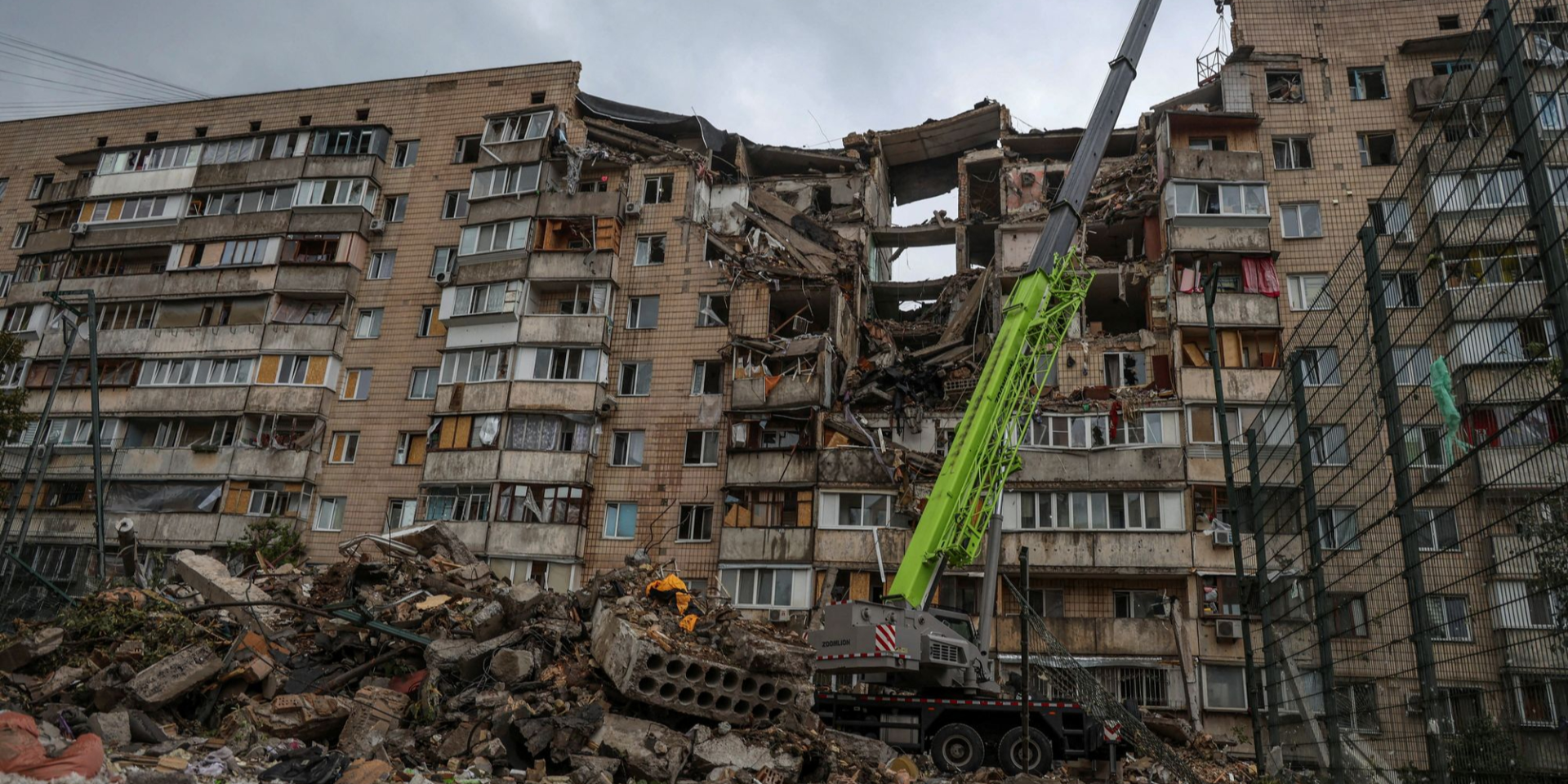 Дом в Подольском районе, разрушенный российской ракетой (Фото: REUTERS/Oleksandr Ratushniak)