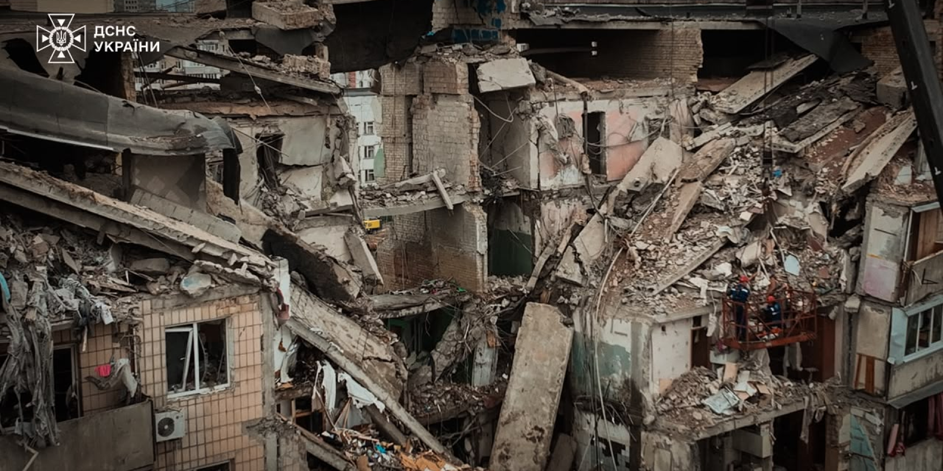 A high-rise building in Kyiv was destroyed as a result of a Russian attack overnight into July 6 (Photo: State Emergency Service of Ukraine / Telegram)