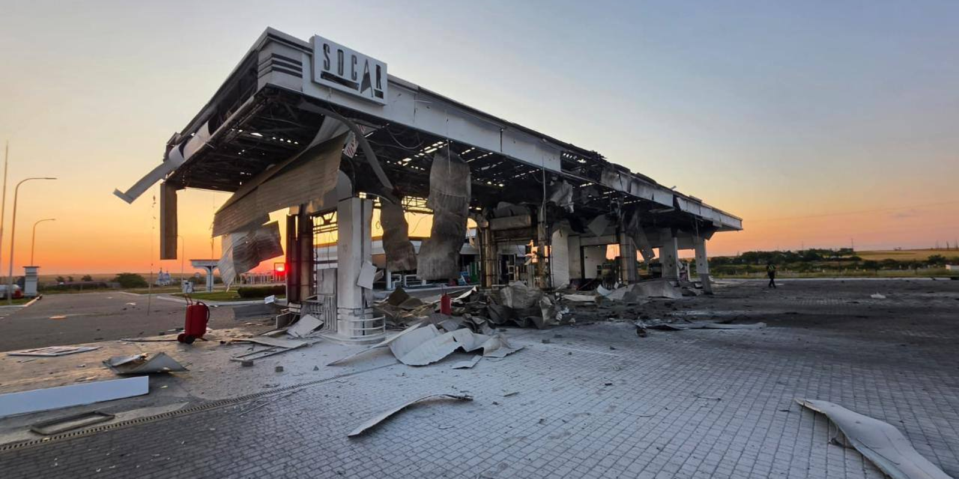 According to SOCAR representatives, employees were taking cover during the Russian attack on a gas station in the village of Nechayane (Mykolaiv Oblast) (Photo: t.me/ostorozhno_novosti)