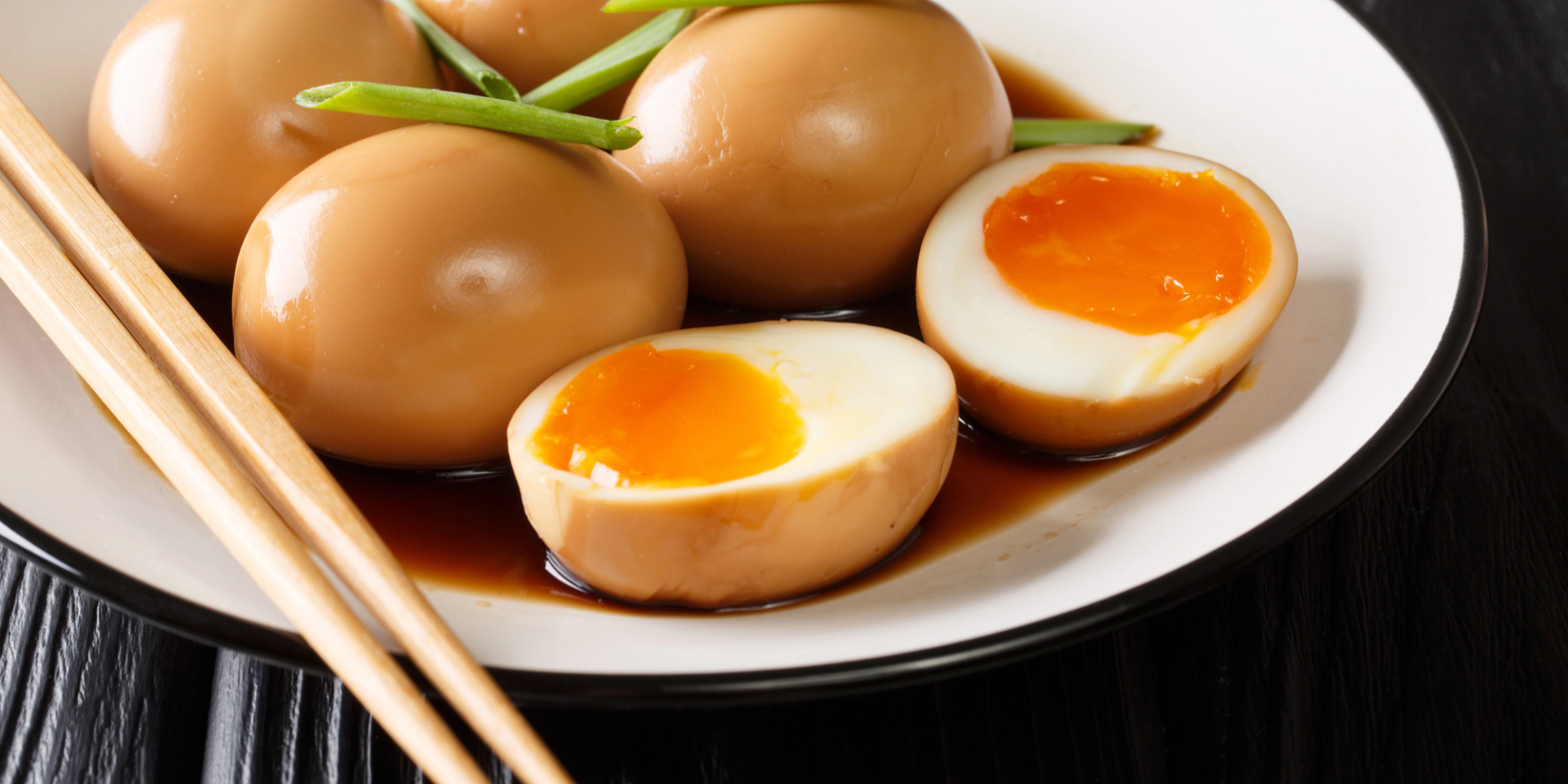Маринованные яйца идеально дополнят вкус любимых блюд (Фото: depositphotos/ИИ)