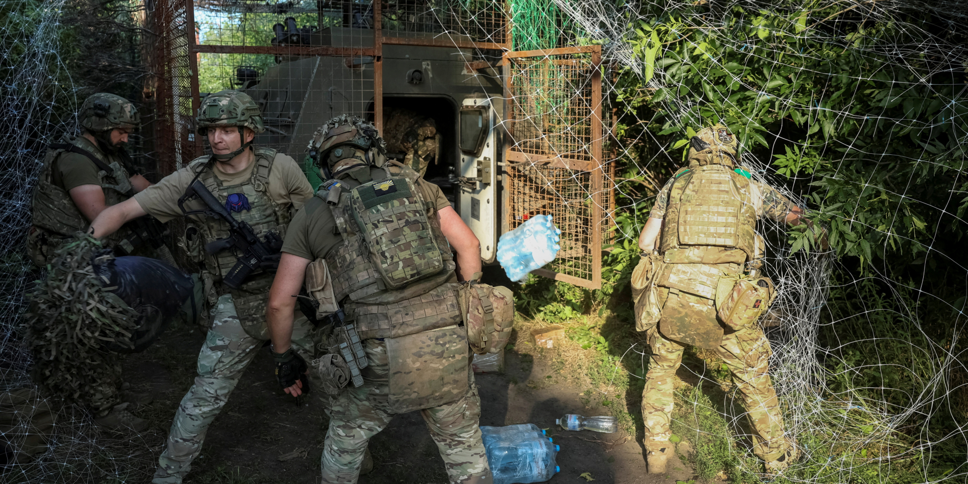 Ukrainian servicemen unload a military vehicle after arriving on a combat mission near Kostiantynivka (Photo: REUTERS/Anatolii Stepanov)