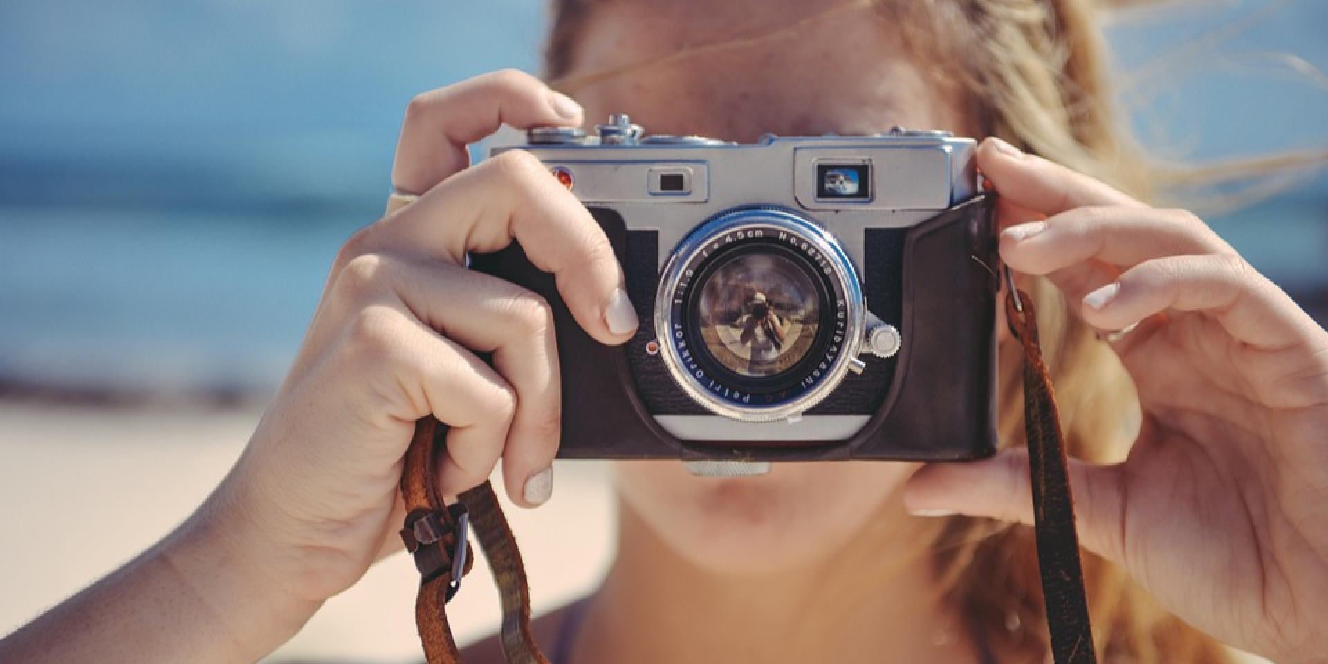 Женщина использовала старую пленку в фотоаппарате, и на снимке проявились два события (Фото: stokpic/Pixabay)
