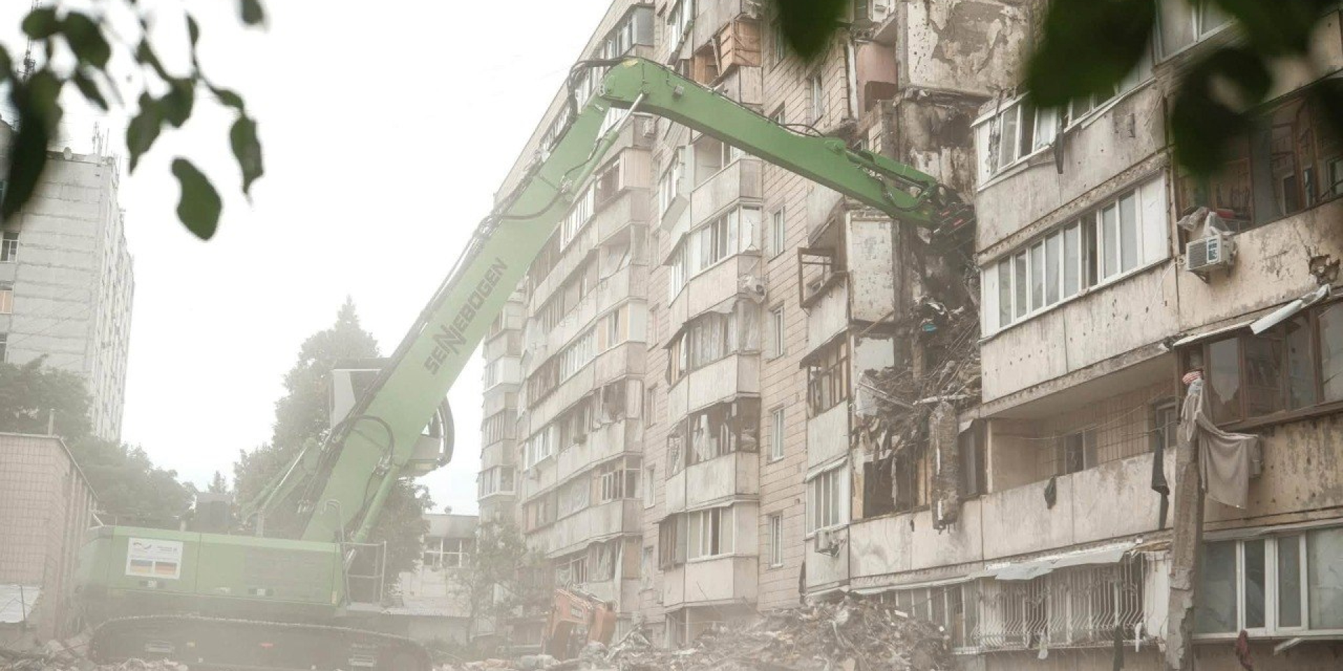 «Вивезли 1 580 кубометрів будівельного сміття». В Київі рятувальники завершили роботи на всіх локаціях після масованого удару РФ