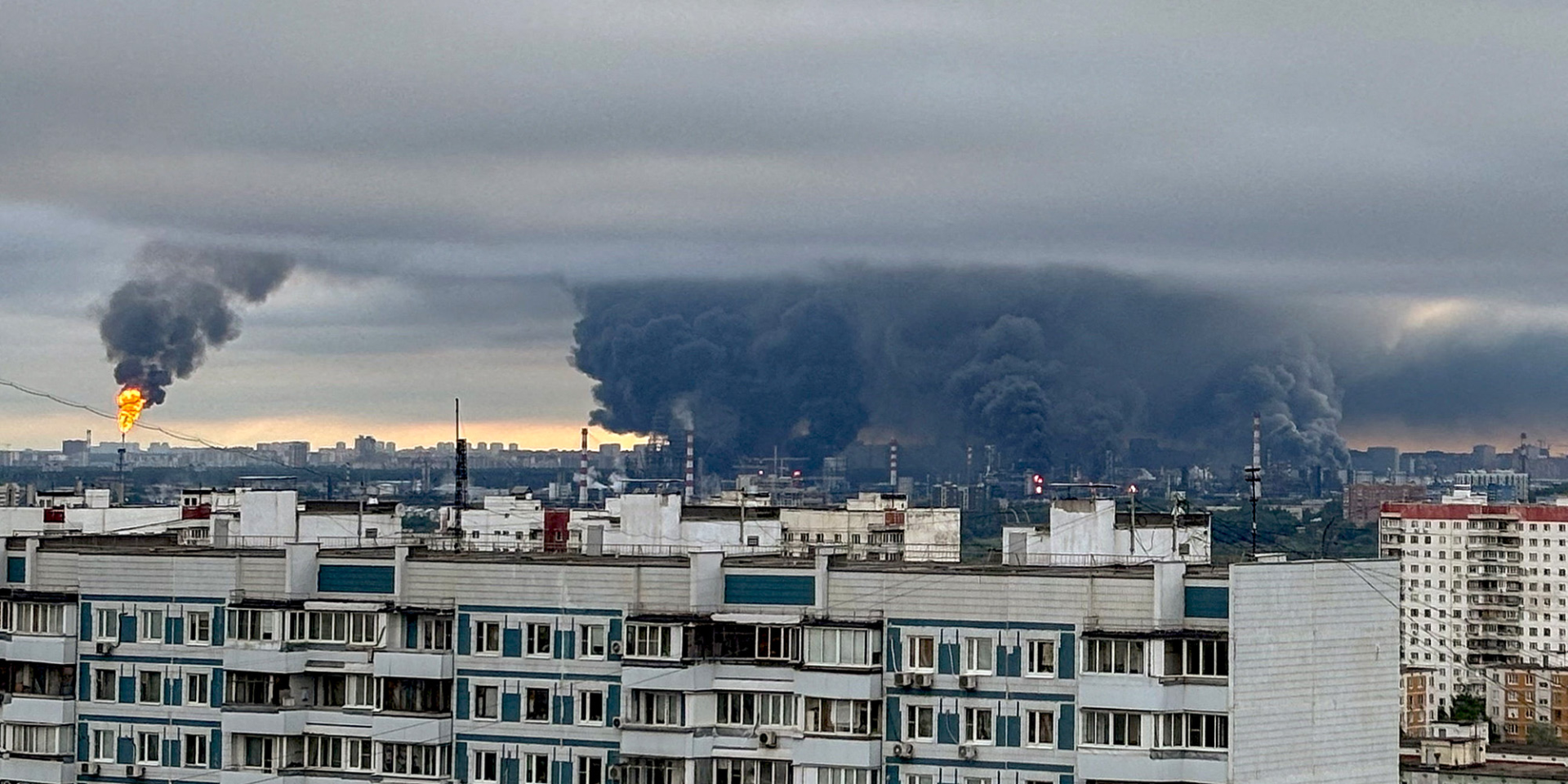 Полум’я та густий дим здіймаються над Московським НПЗ після удару українських дронів. (Фото: Reuters)