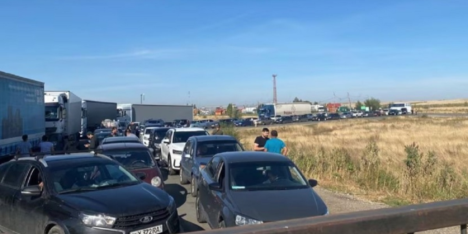 Масово їдуть по бензин. Казахстан обмежив в'їзд автомобілів із Росії