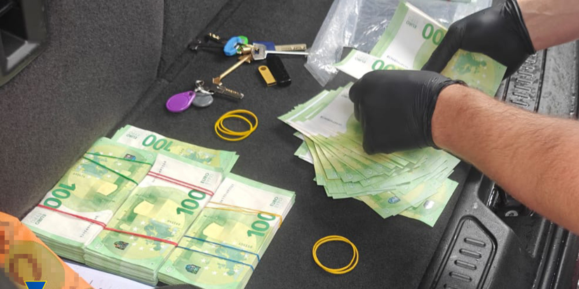 Радницю Торгово-промислової палати та її сина підозрюють у вимаганні €100 тисяч у виробника бойових дронів