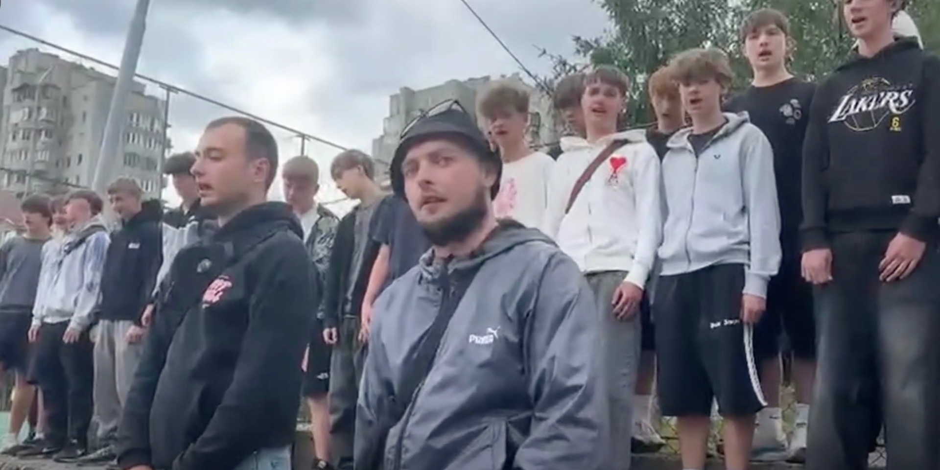 Після інциденту з&nbsp;автомобілями ТЦК у&nbsp;Львові двоє чоловіків вибачилися на&nbsp;камеру й&nbsp;заявили, що підуть служити (Фото: Скриншот із відео)