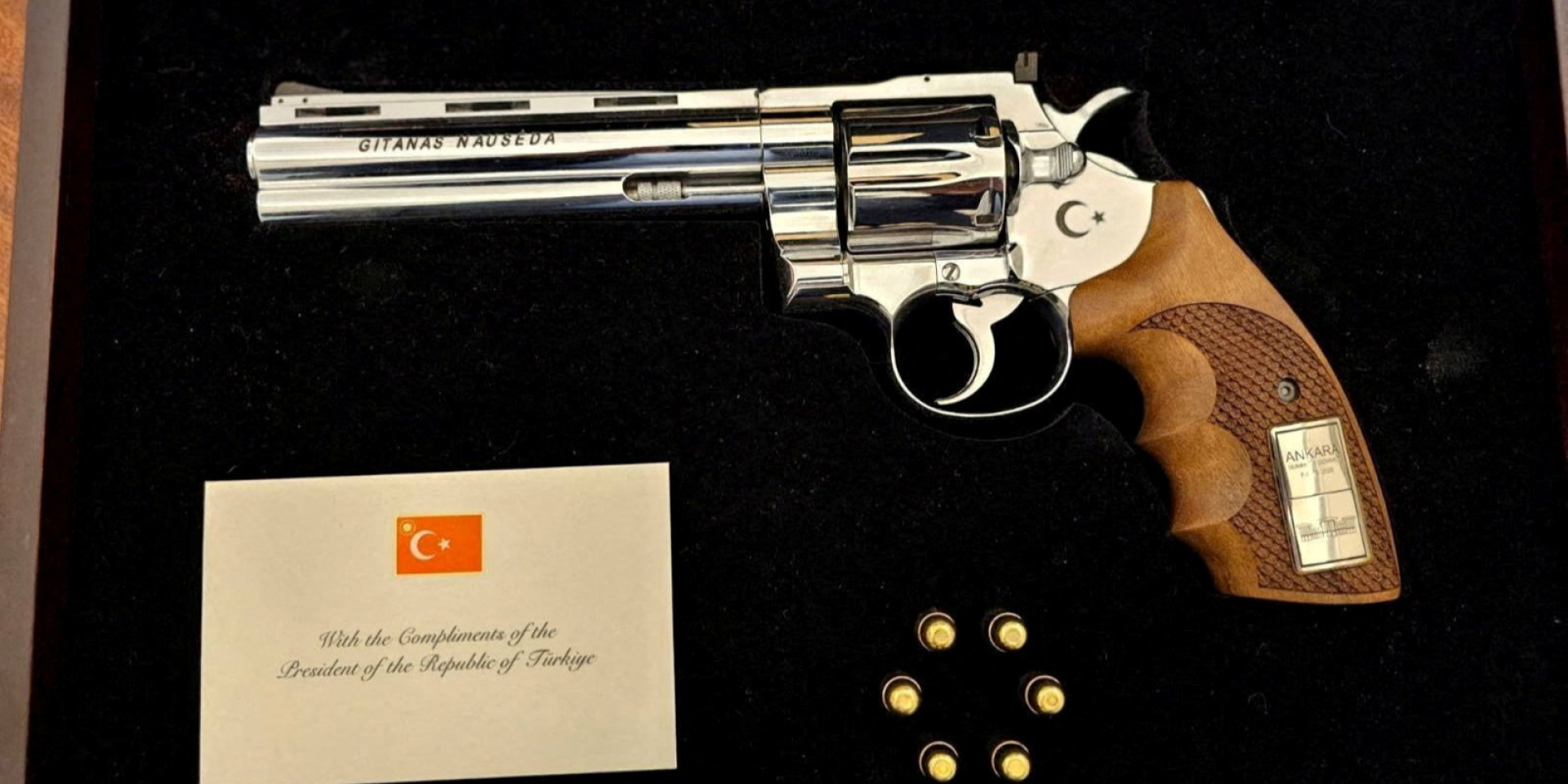 Turkish President Recep Tayyip Erdoğan gifted engraved revolvers to his guests after the NATO summit, causing security concerns (Photo: Lithuanian President’s Office/Handout via REUTERS)