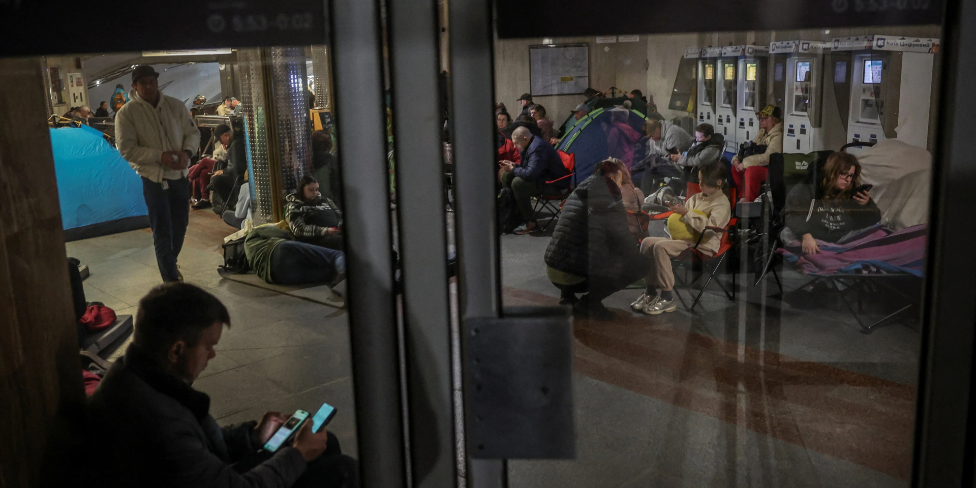 Киевляне прячутся в метро во время массированной атаки РФ на Киев (Фото: Alina Smutko/REUTERS)