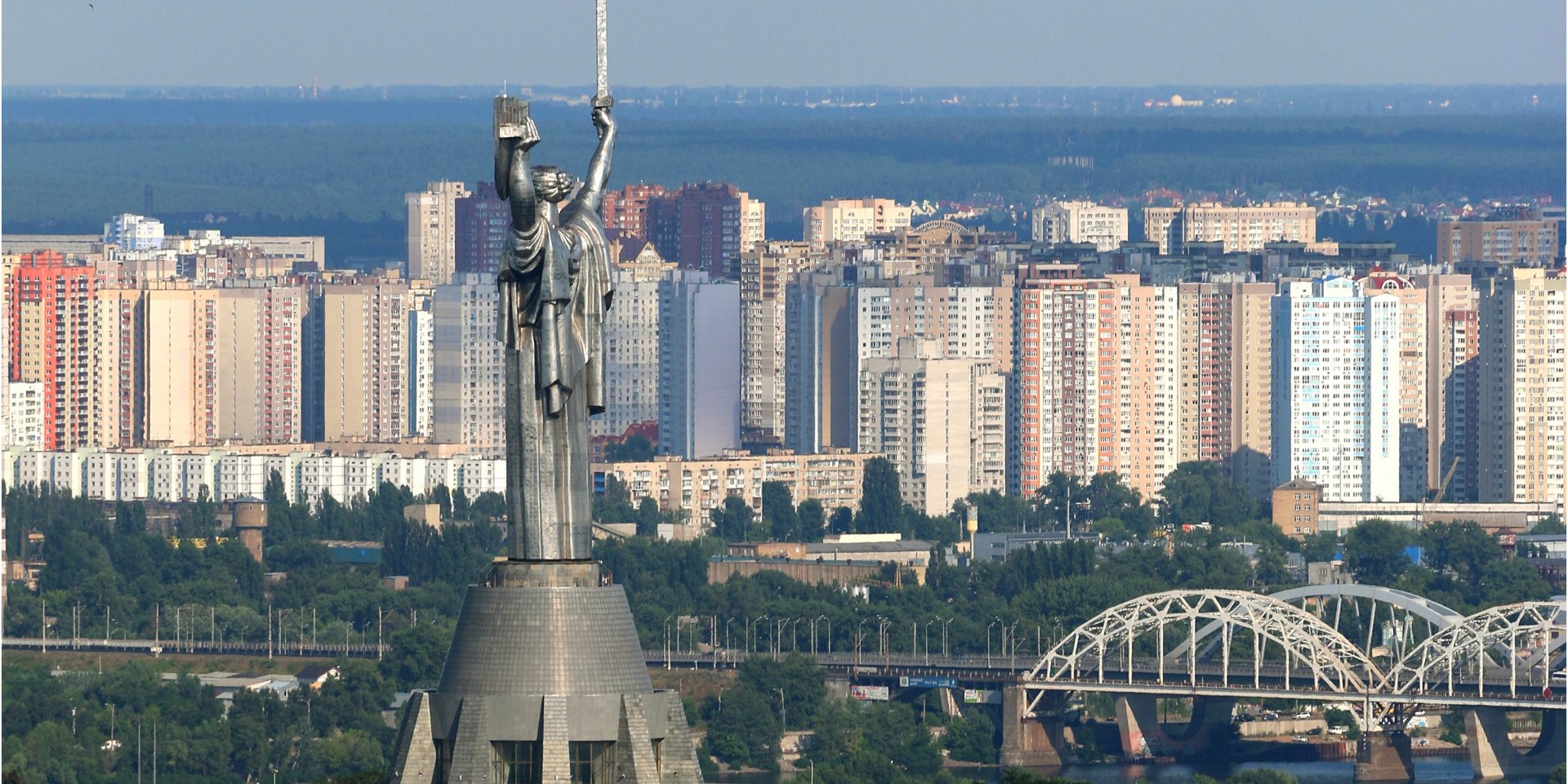 Росія атакує Київ ракетами: у Дніпровському районі пошкоджена нежитлова будівля - news image