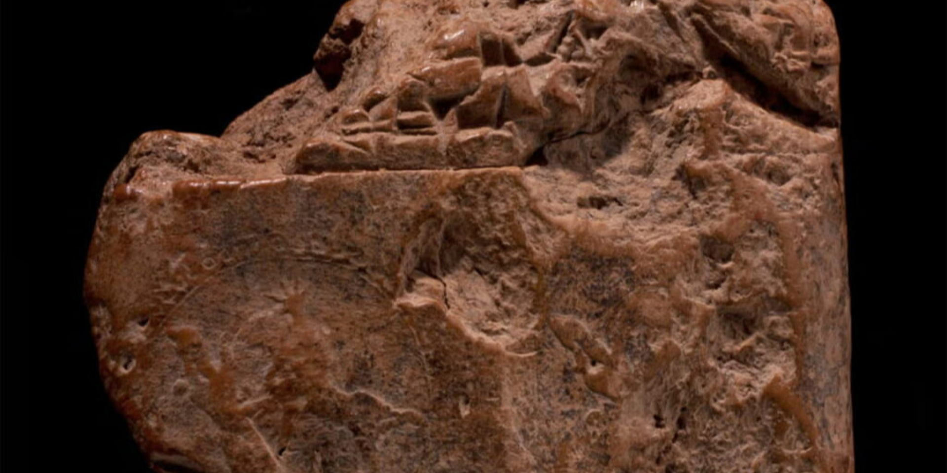 Фрагмент клинописной таблички с царским даром (Фото: Trustees of the British Museum, Edmonds & Frahm, 2026)