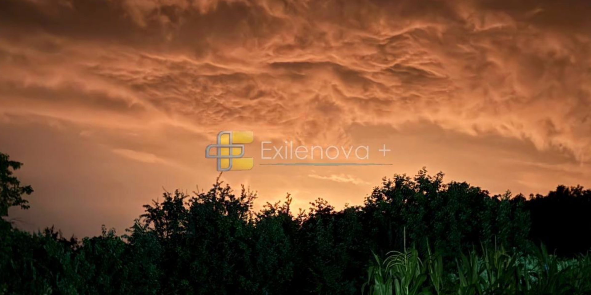 Sky aglow in Russia’s Stavropol Krai following a drone strike (Photo: @exilenova_plus)