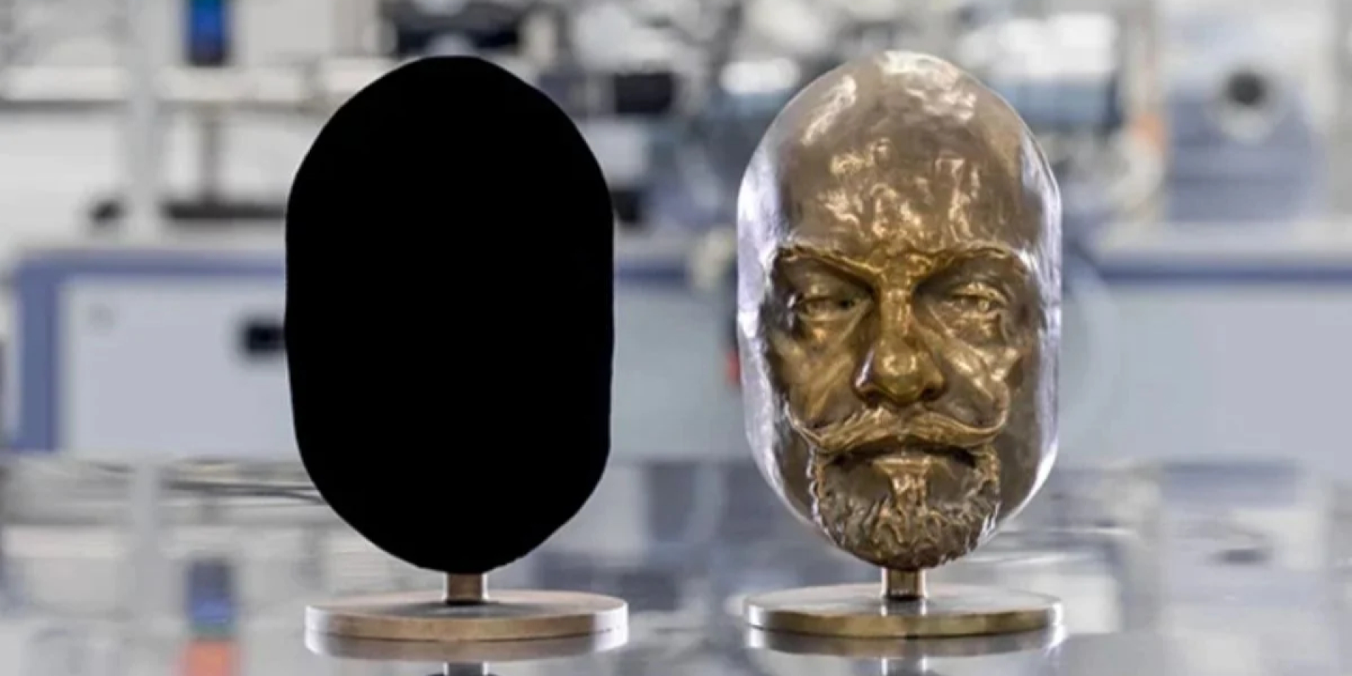 Два бронзовых бюста, один из которых покрыт составом Vantablack 310 (Фото: Surrey NanoSystems)