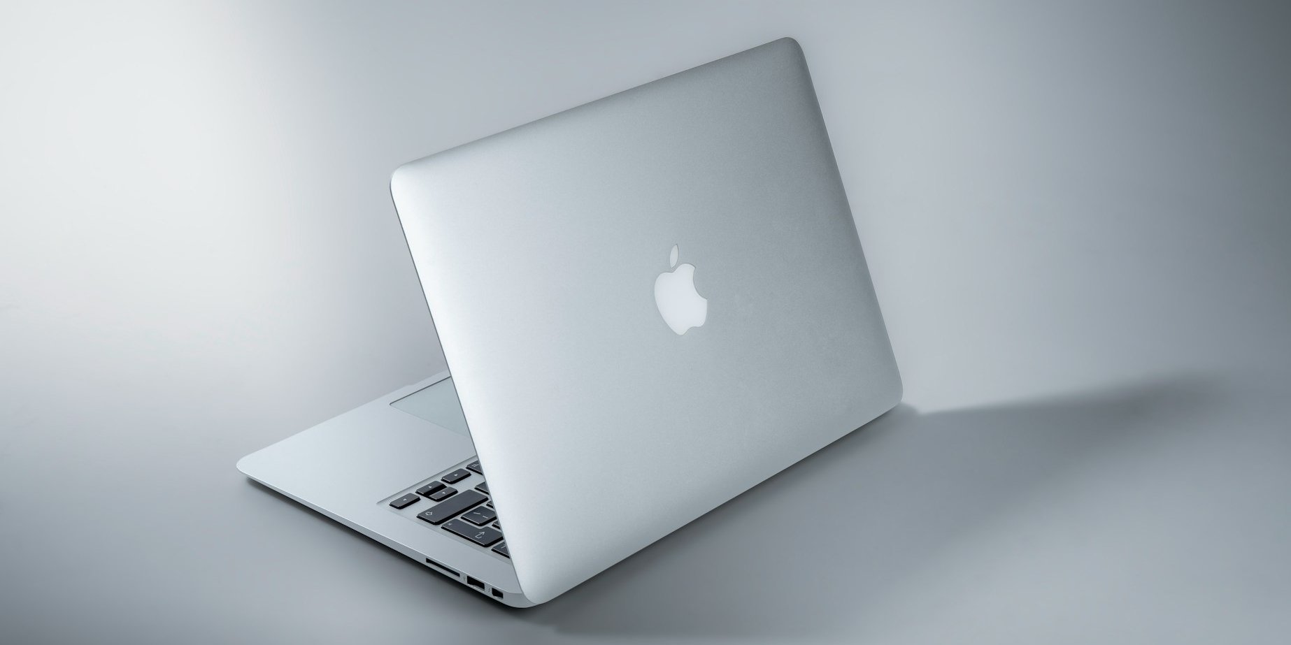 MacBook (Фото: Maxim Hopman/Unsplash)