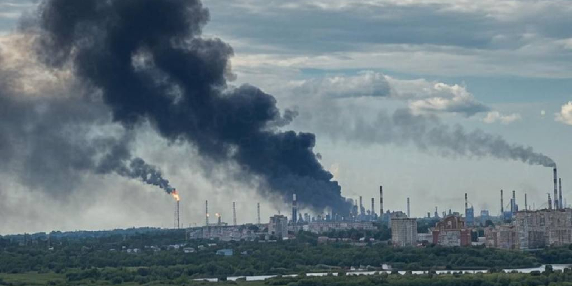 A plume of smoke after Ukraine's strike on the Omsk refinery in Russia, July 6, 2026 (Photo: Special Operations Forces / Telegram)