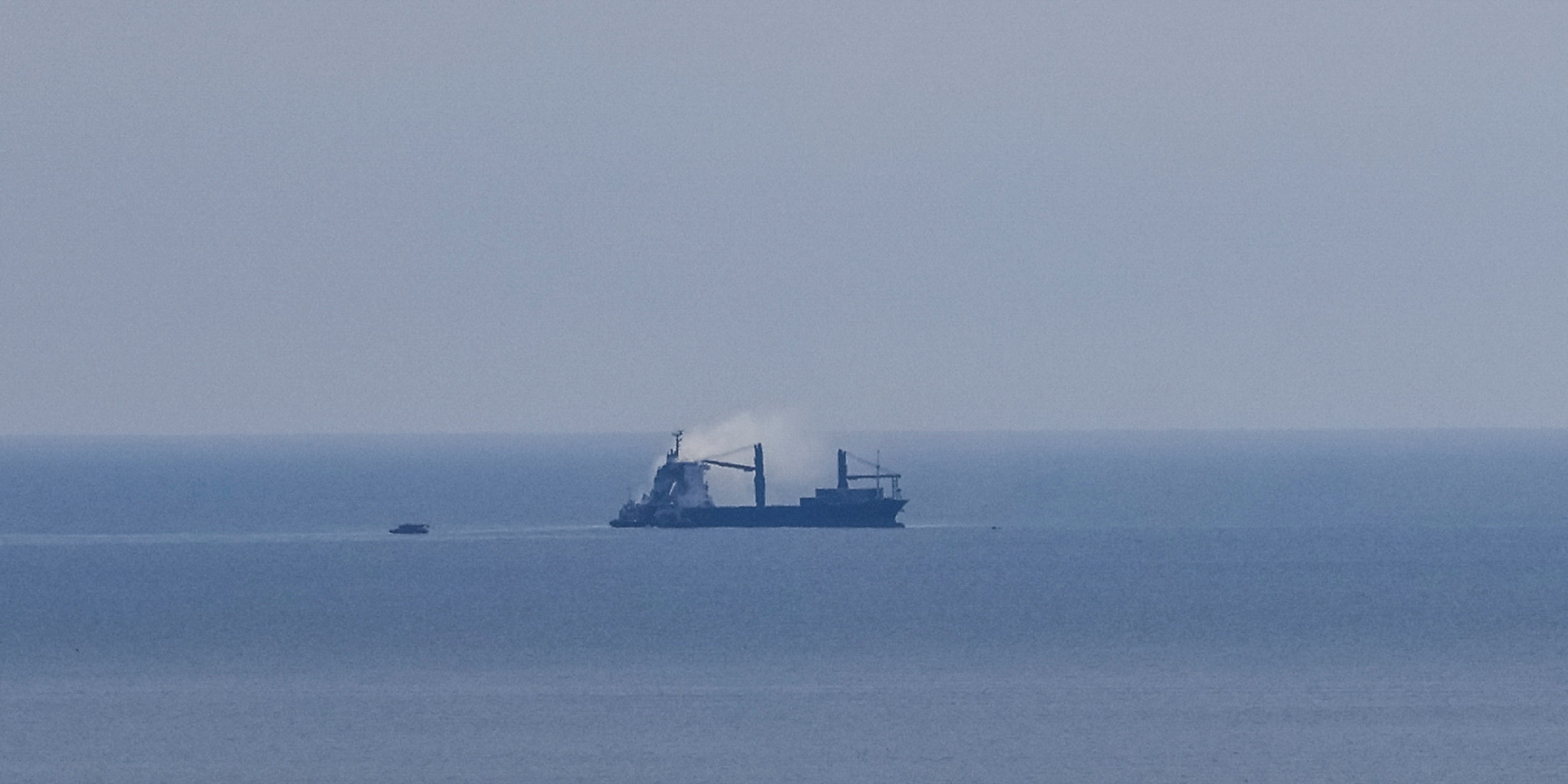 Гражданское судно горит в Черном море после российской атаки беспилотника, 14 июля 2026 года (Фото: REUTERS/Nina Liashonok)