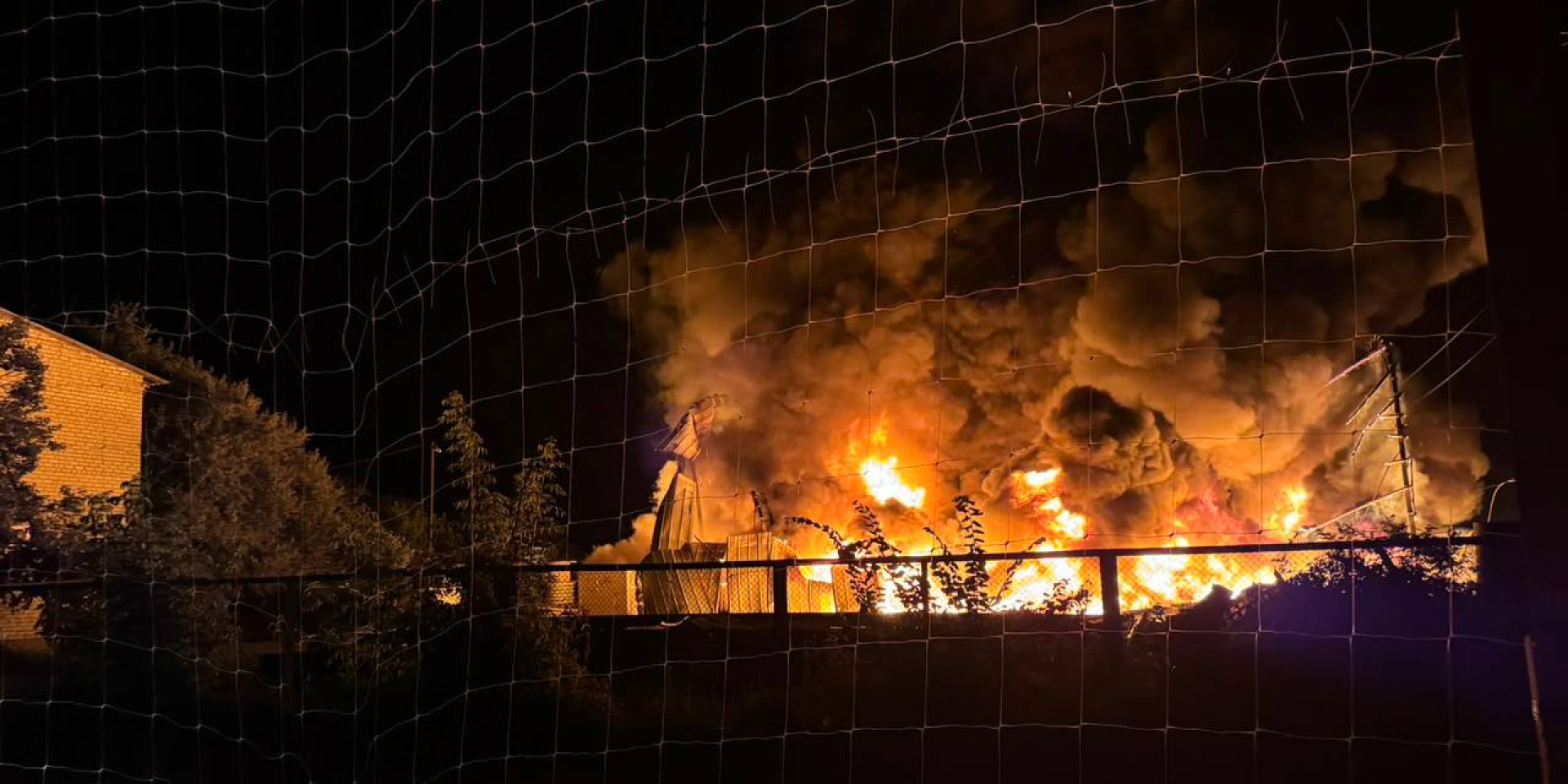 Пожежа у місті Ізюм внаслідок атаки РФ ввечері 14 липня (Фото: Ізюмська МВА/Telegram)