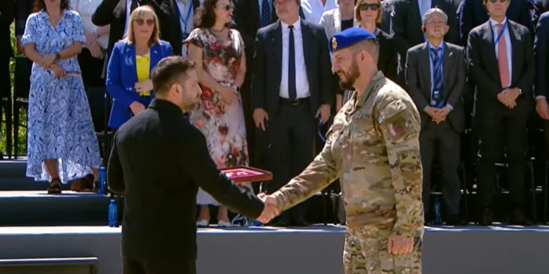 Президент Володимир Зеленський нагороджує Ігоря Оболєнського орденом Золота Зірка, 15 липня 2026 року (Фото: скриншот відео / Офіс Президента України / YouTube)