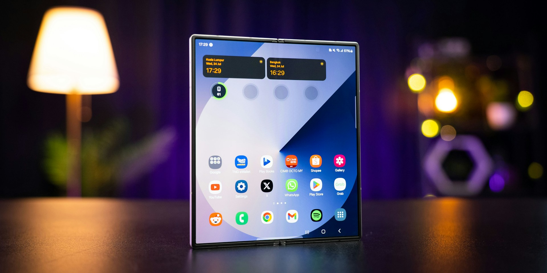 Samsung представила усиленный экран для Galaxy Z Flip 8 и Z Fold 8 (Фото: Unsplash)