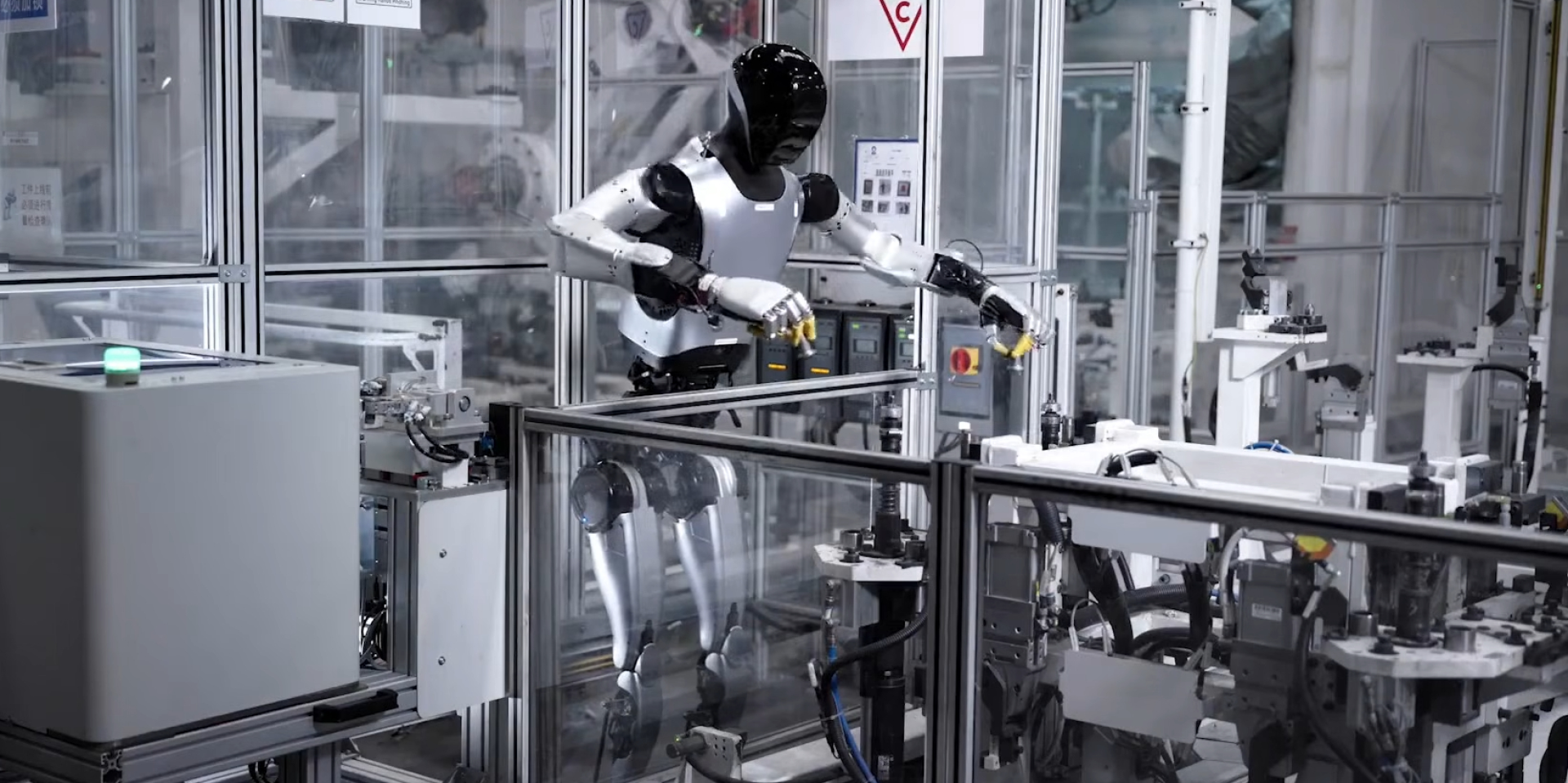 Робот Xiaomi освоил три задачи на автозаводе (Фото: XRoboHub/YouTube)