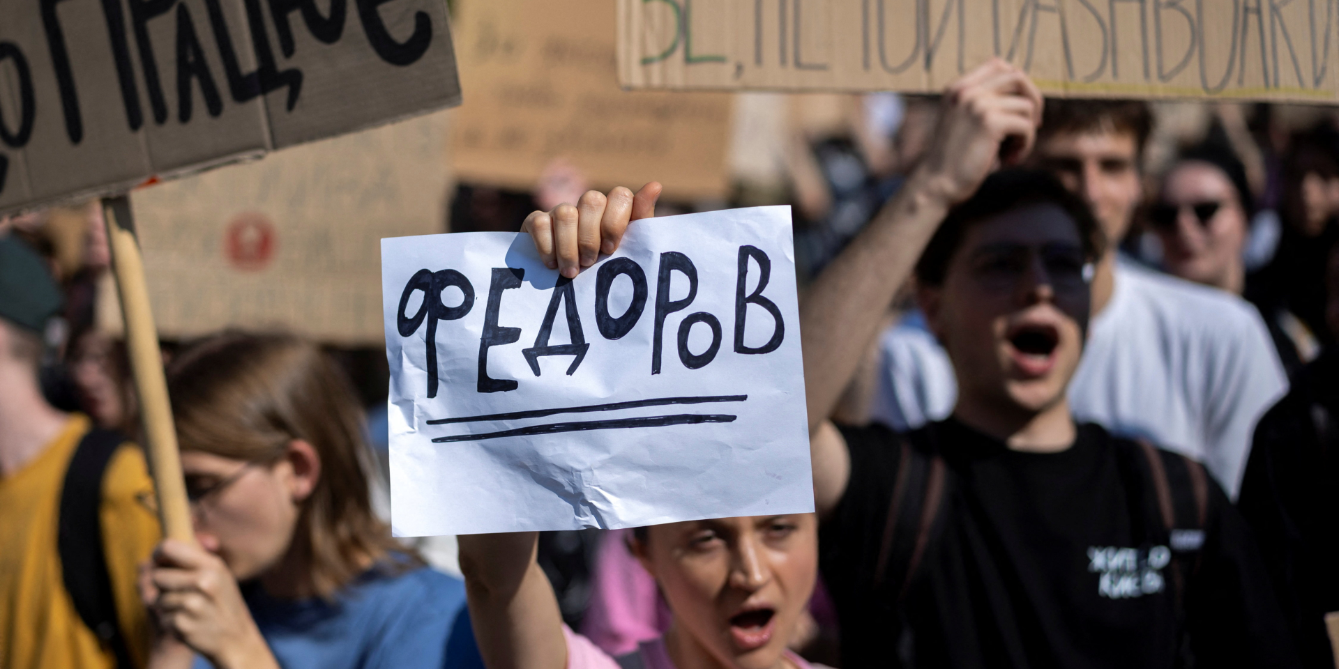 «Картонковий протест» у Києві триває у сквері біля театру ім. Франка, над яким розташований Офіс президента (Фото: REUTERS/Thomas Peter)