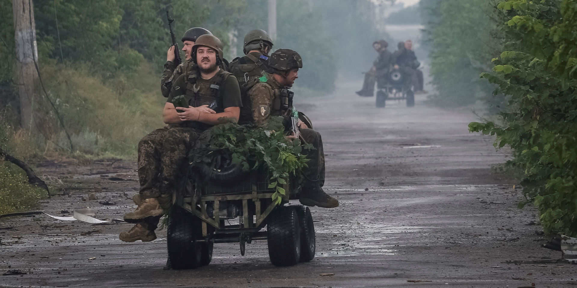 Українські військовослужбовці їдуть на наземних безпілотниках під час виконання бойового завдання у прифронтовому місті Дружківка, 9 липня 2026 рік (Фото: REUTERS/Anatolii Stepanov)