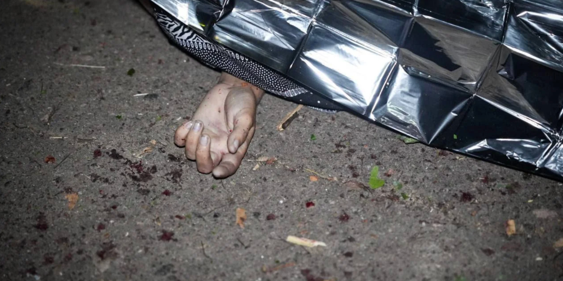 Мать с детьми гуляла в парке во время тревоги в Одессе, она погибла в результате удара (Фото: ГСЧС Украины/Telegram)