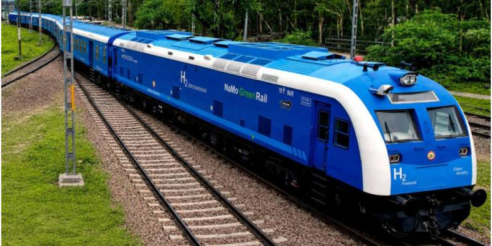 Перший в Індії поїзд на водневому паливі власного виробництва під назвою «NaMo Green Rail» у Джинді (Фото: Indian Ministry of Railways on X via AP)