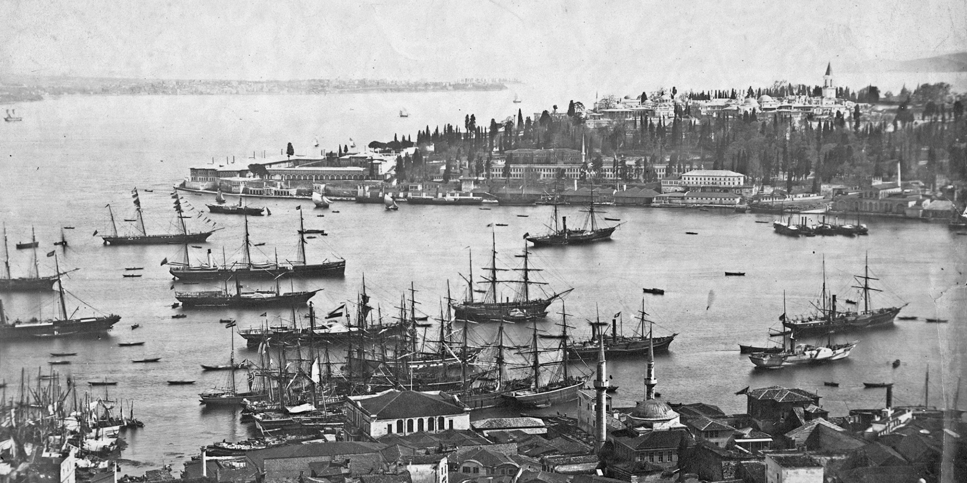 Фотографія кораблів у протоці Босфор поблизу Стамбула за рік до підписання Конвенції Монтре, 1935 рік (Фото: Hulton-Deutsch Collection/CORBIS/Corbis via Getty Images))