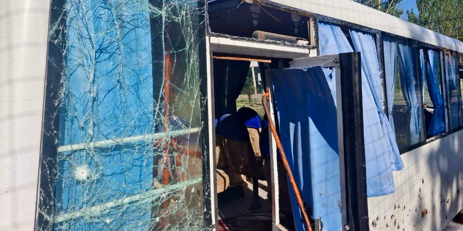 Наслідки російського удару по автобусу в Марганці (Фото: Олександр Ганжа / Telegram)