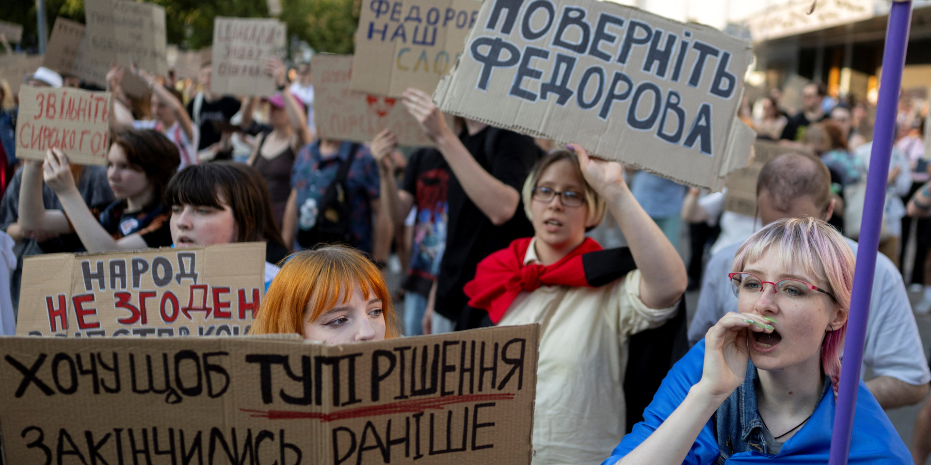 Люди у Києві протестують проти рішення президента України Володимира Зеленського звільнити Михайла Федорова з посади міністра оборони, 16 липня 2026 рік (Фото: REUTERS/Thomas Peter)