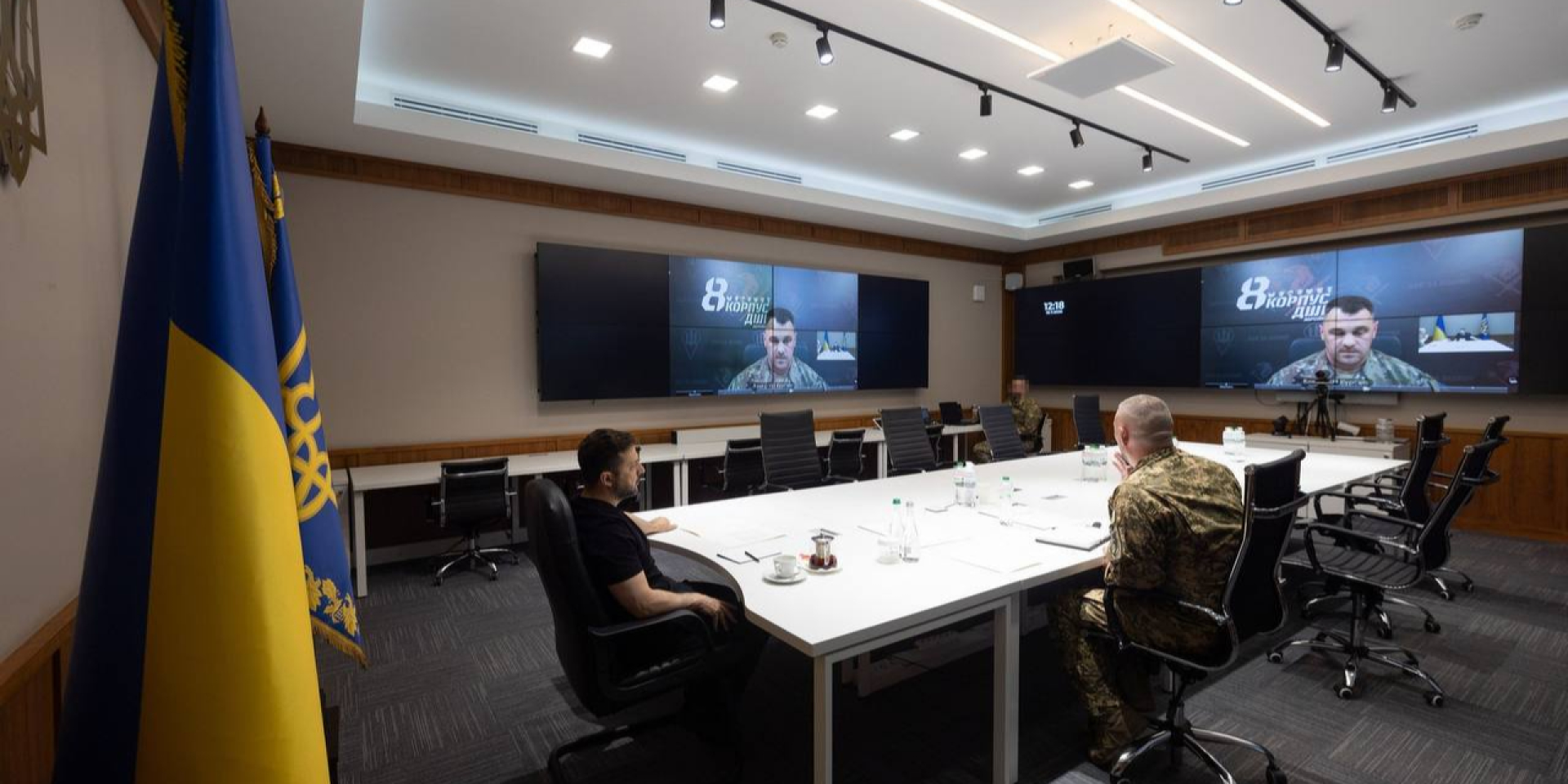 Володимир Зеленський та Павло Паліса проводять нараду з командиром 8-го корпусу ДШВ, генерал-майором Артемом Богомоловим (Фото: Zelenskiy / Official via Telegram)