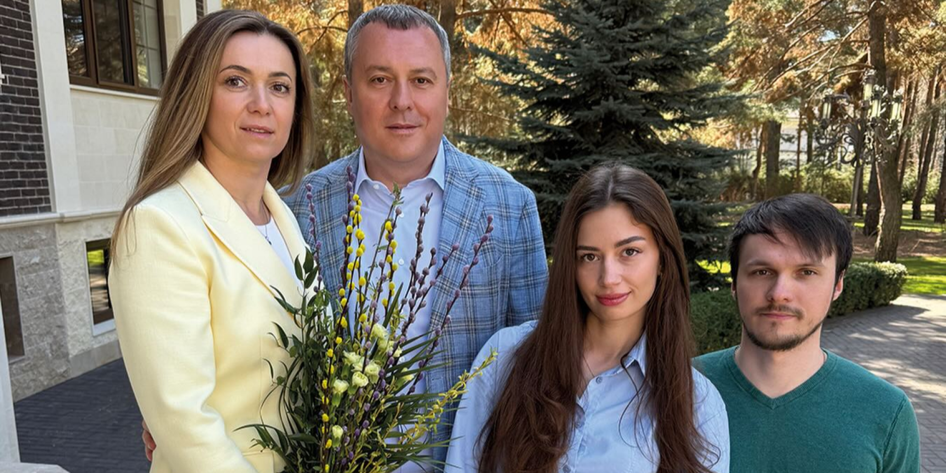 Андрій Мацола з дружиною, сином і невісткою (Фото: instagram.com/matsola.andriy)