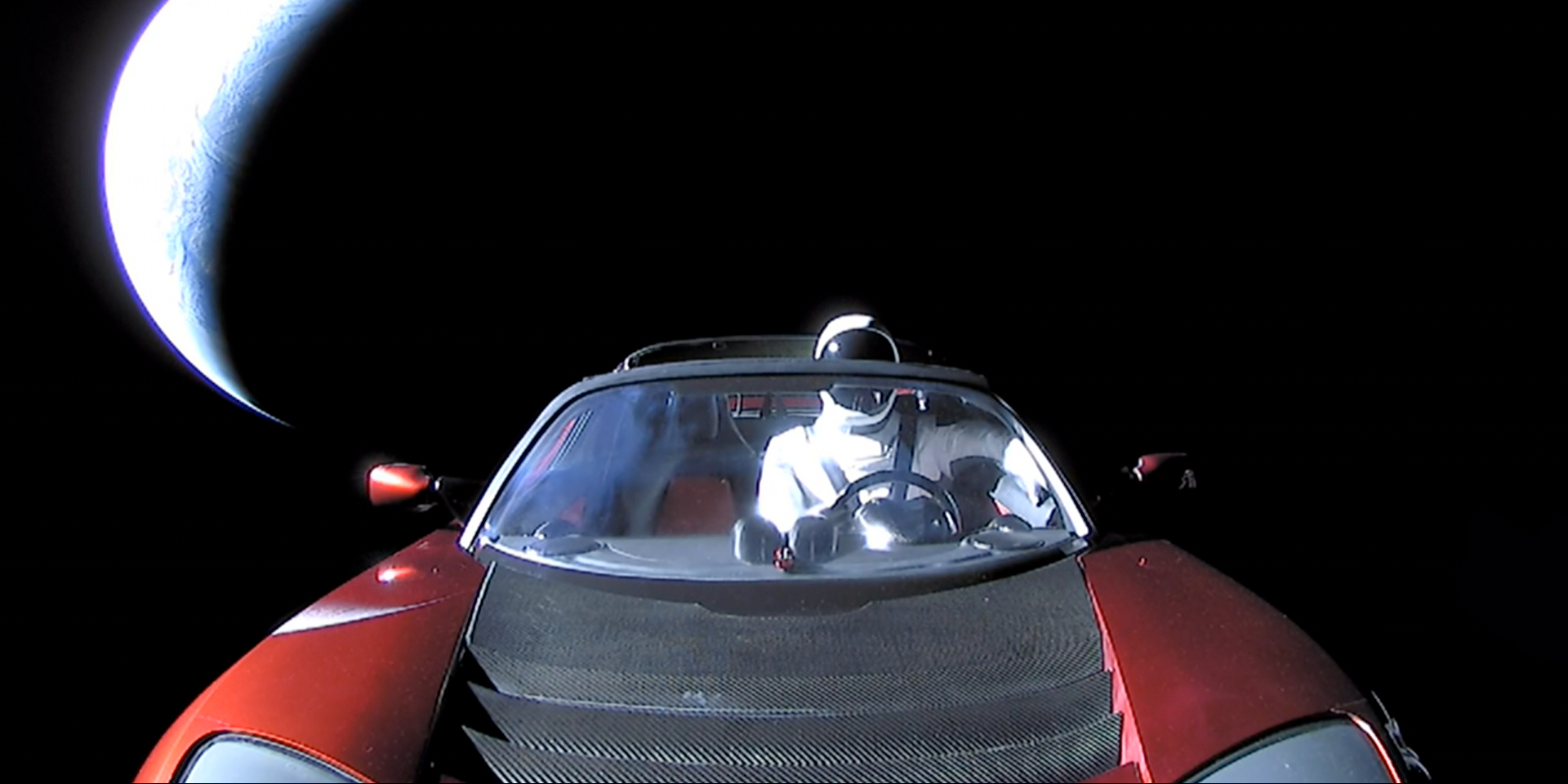 Орбиту Tesla Roadster Маска рассчитали на миллионы лет вперед. На изображении — последнее фото родстера, отправленного в космос (Фото: SpaceX)