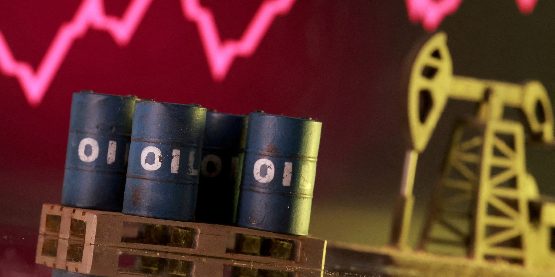 Ціни на нафту поки що не перетнули психологічну позначку в 90 доларів за барель (Фото: REUTERS/Dado Ruvic/Illustration/File Photo)