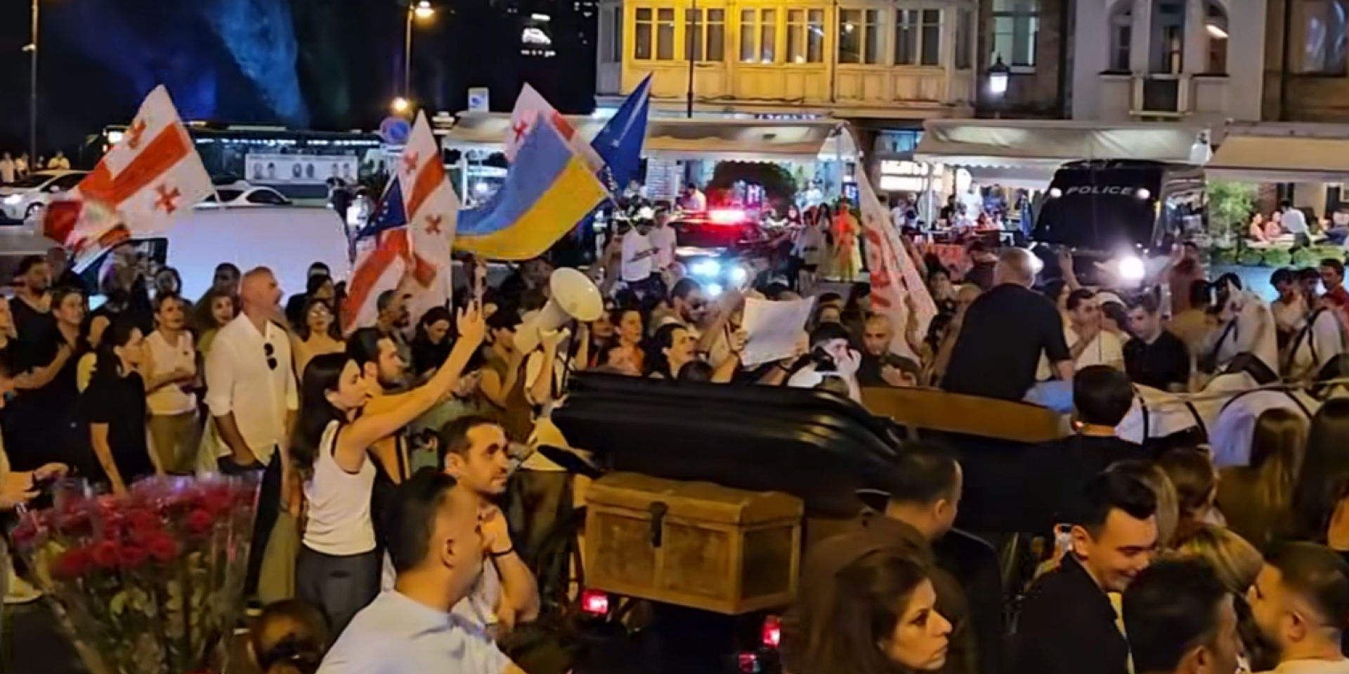 Протести в Тбілісі на підтримку грузина, який напав на російськомовну іноземку (Фото: Скріншот відео Facebook რადიო თავისუფლება (Радіо Свобода))