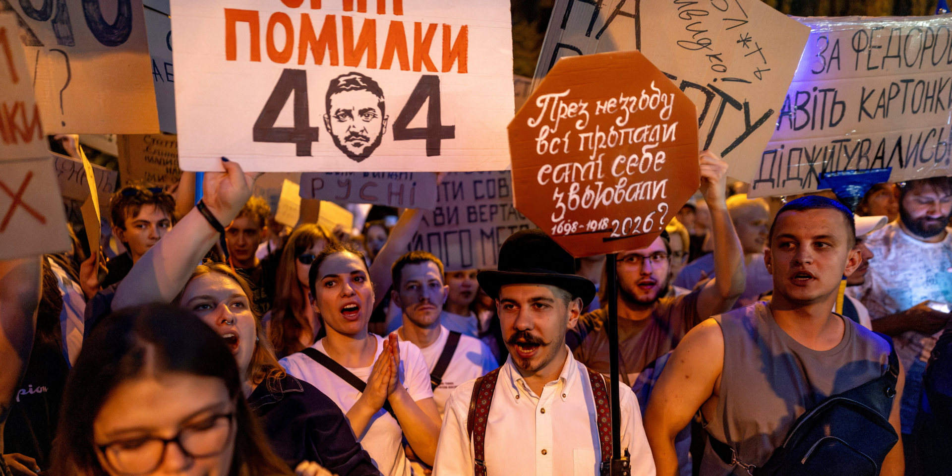 Акція протесту у Києві проти звільнення Михайла Федорова та за відставку Олександра Сирського, 18 липня 2026 року (Фото: REUTERS/Thomas Peter)