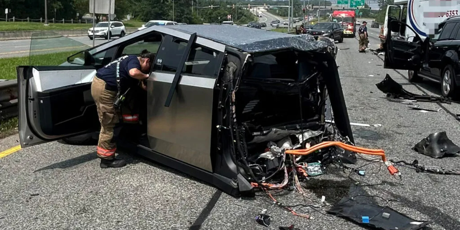 Tesla Cybertruck розвалився на частини (Фото: Montgomery County Police Dept)