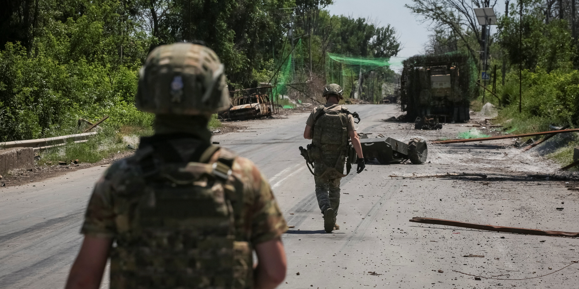 Військовослужбовці зведеної бригади Хижак патрулюють дорогу між містами Дружківка та Костянтинівка від ворожих дронів, 24 червня 2026 рік (Фото: REUTERS/Anatolii Stepanov)
