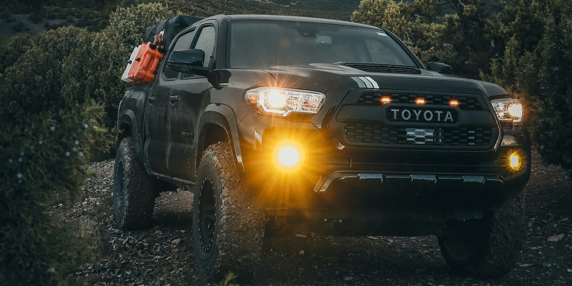 Toyota запатентовала новый способ крепления батареи во внедорожниках (Фото: Unsplash)