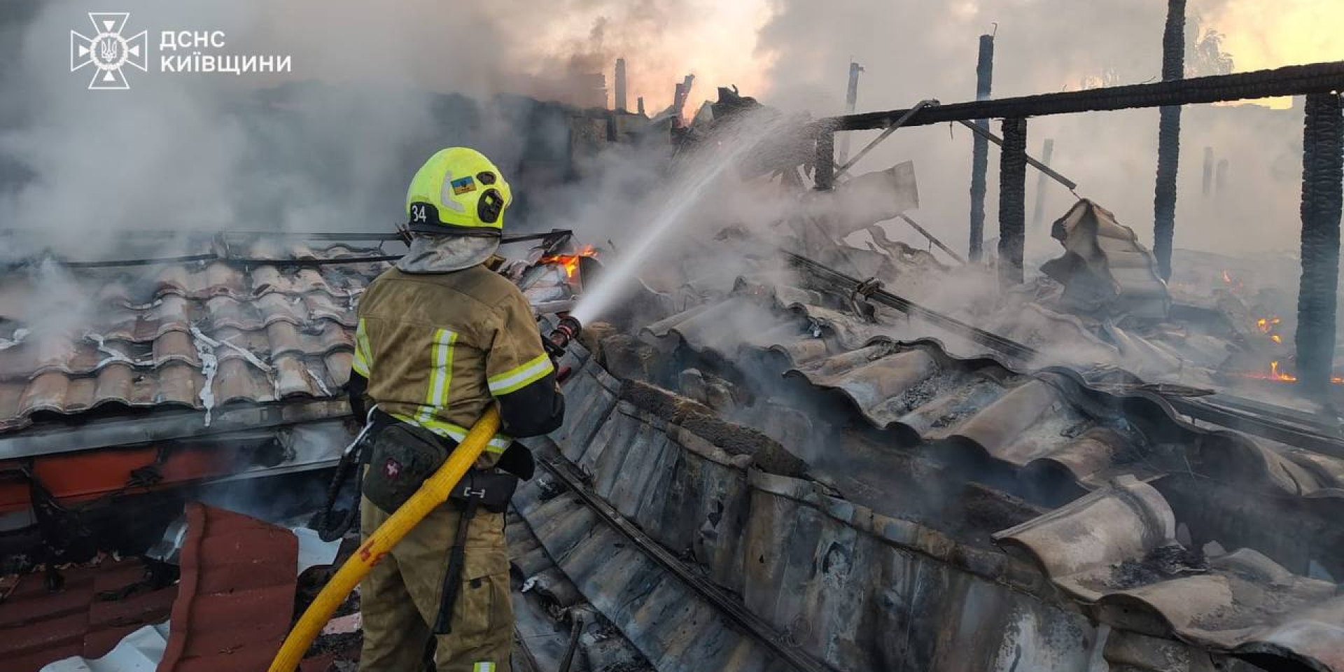 Наслідки російської атаки БпЛА на село Чайки у Київській області, 22 липня 2026 року (Фото: Управління ДСНС у Київській області)