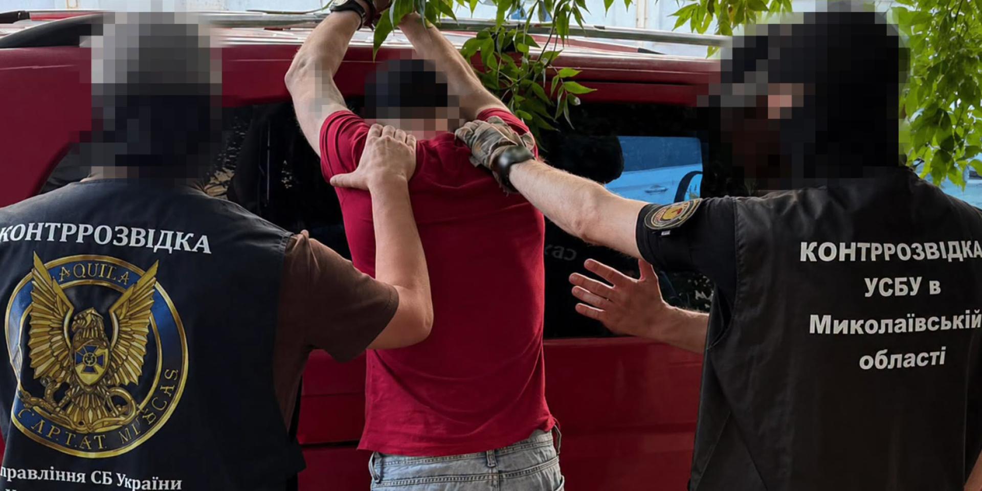 СБУ затримала чоловіка, ймовірно планував підірвати авто військового у центрі Миколаєва (Фото: Служба безпеки України)