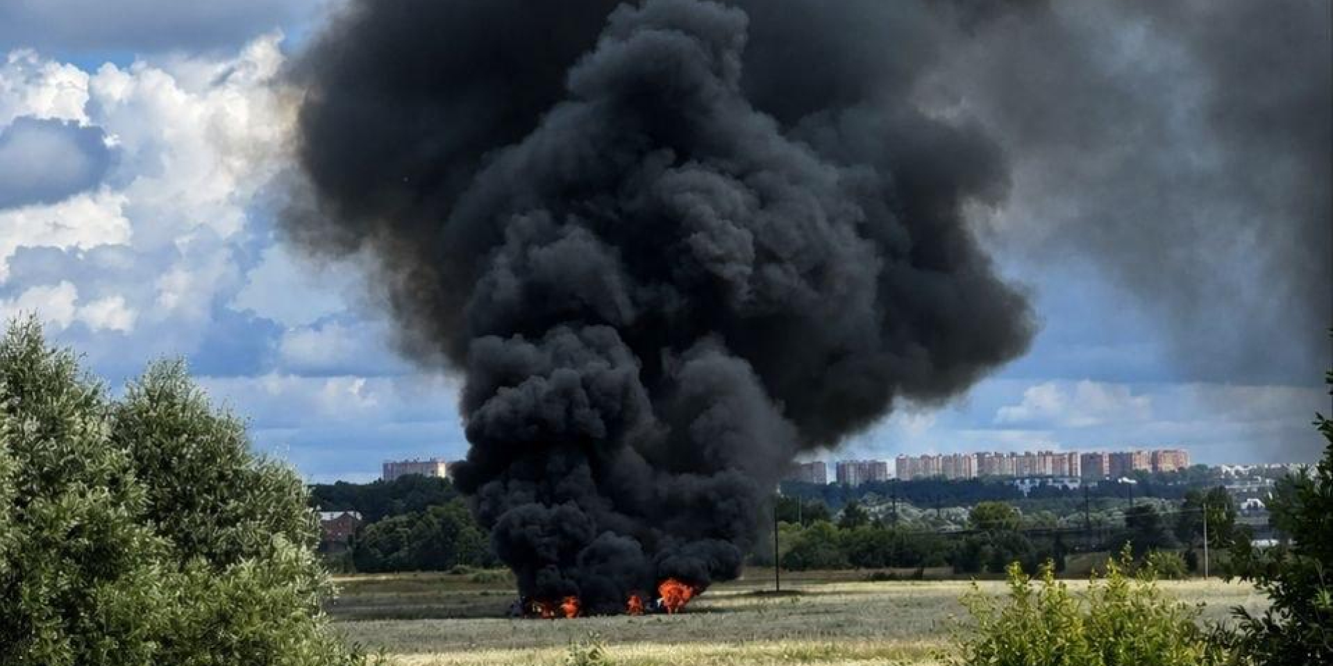 A military plane, likely a Su-57 fighter jet, crashed in Moscow Oblast (Photo: ASTRA/Telegram)