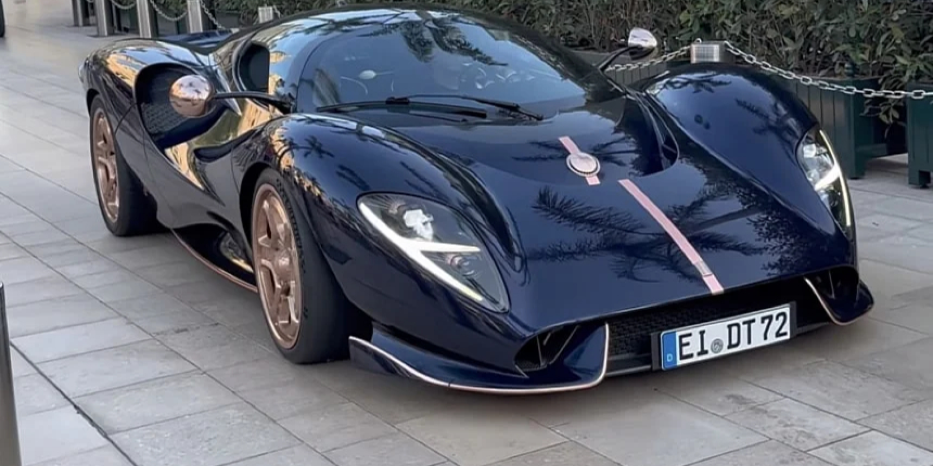 Суперкар от De Tomaso заметили в Монако (Фото: Carspotter Daily Monaco / YouTube)