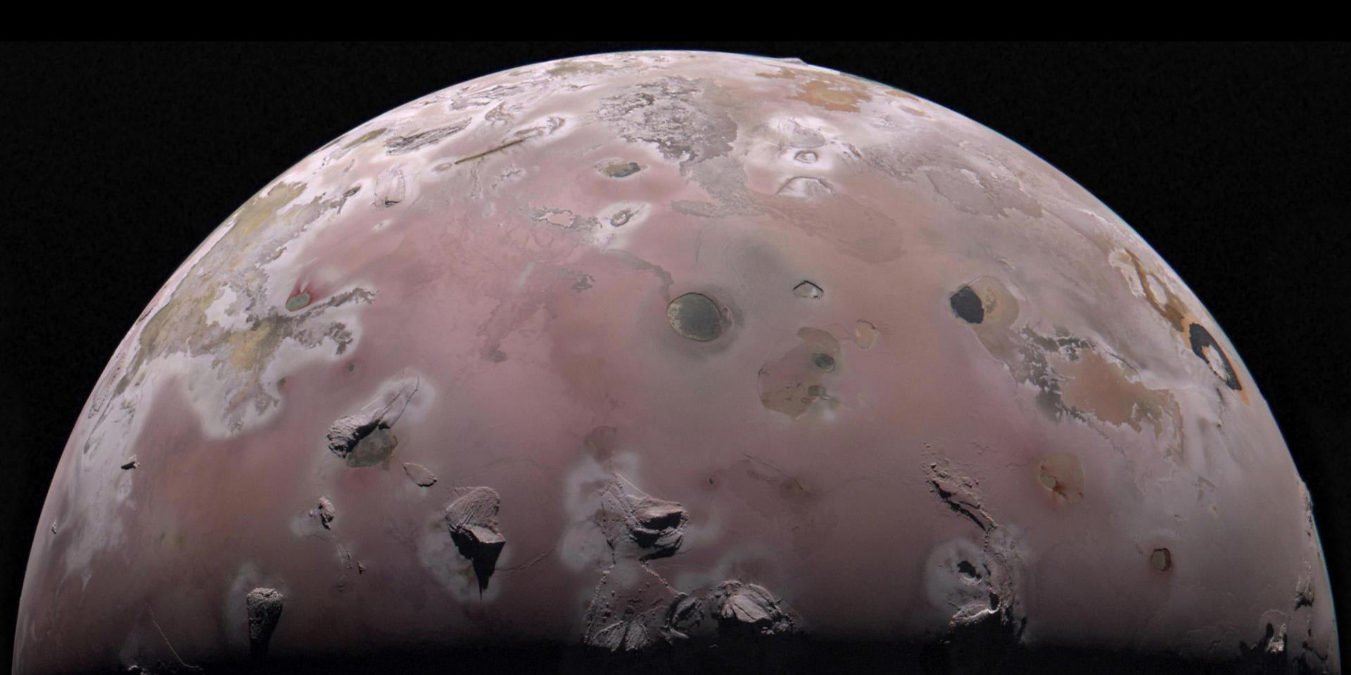 Северный полярный регион Ио (Фото: NASA / JPL-Caltech / SwRI / MSSS / Джеральд Айхштедт)