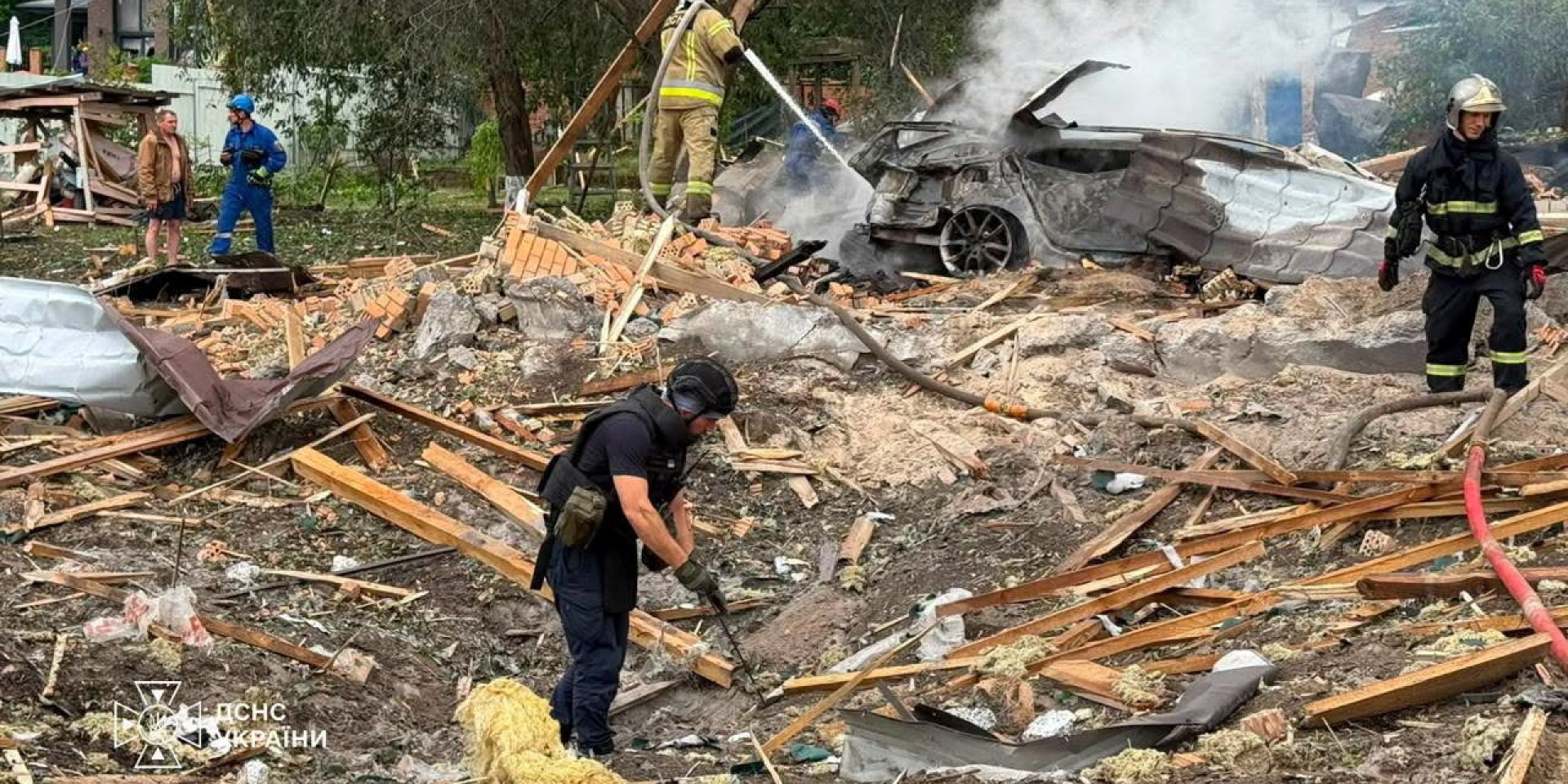Последствия российской атаки на Киевскую область (Фото: Press service of the State Emergency Service of Ukraine/Handout via REUTERS)
