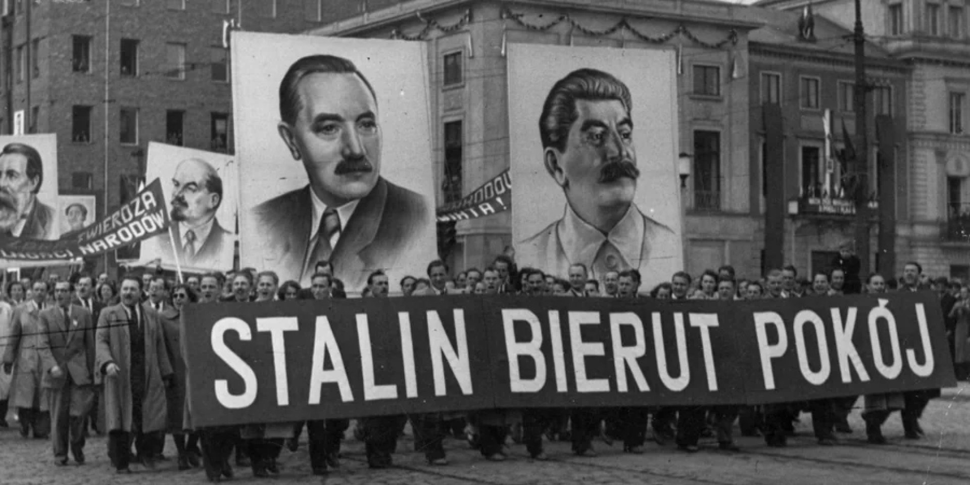Першотравнева демонстрація у Варшаві 1951 року. Напис на транспаранті Сталін Берут Мир стане офіційним ідеологічним мемом до самої стерті кремлівського диктатора в березні 1953-го (Фото: РАР)