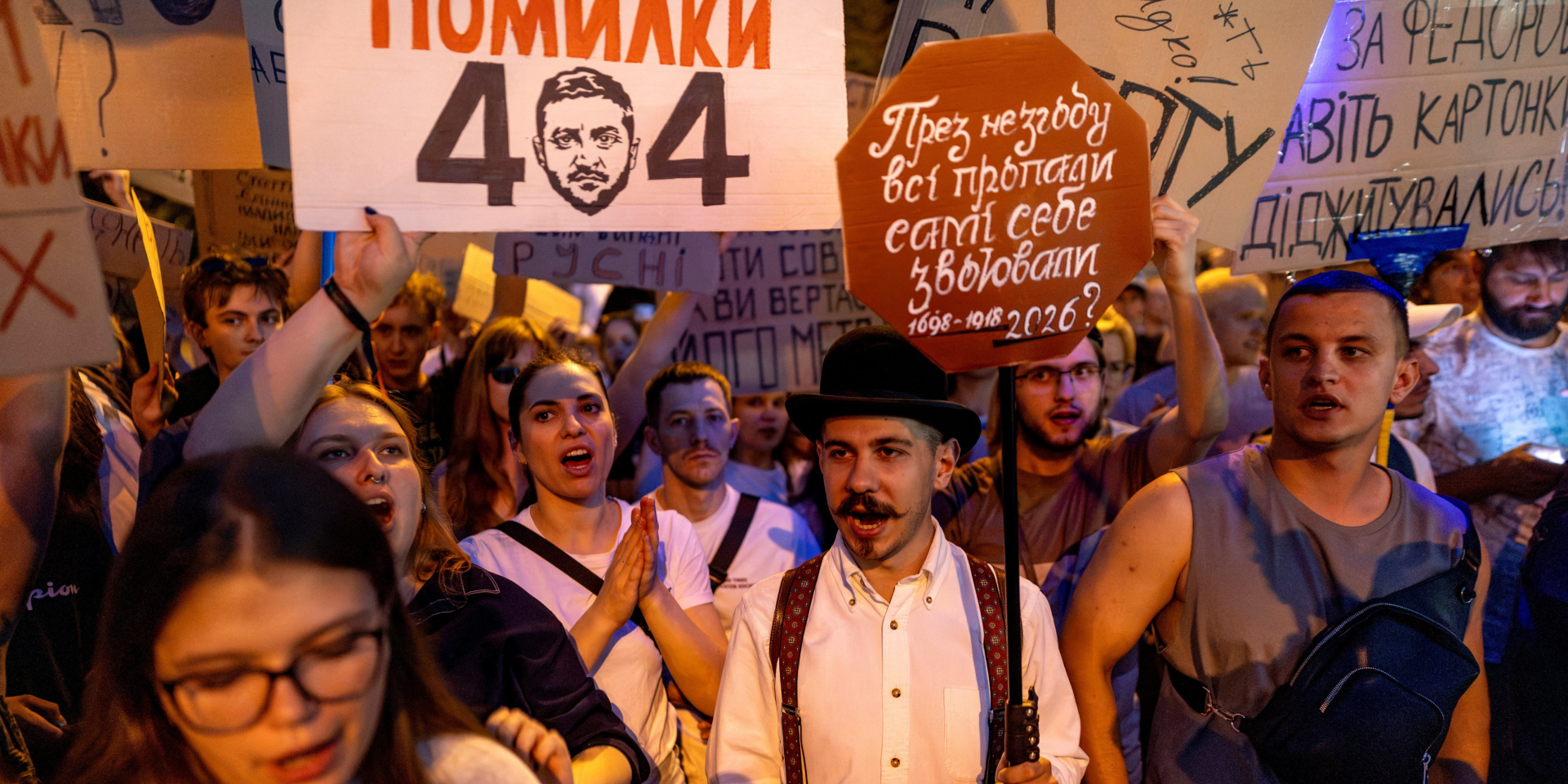 Люди протестуют против решения президента Украины Владимира Зеленского заменить Михаила Федорова на посту министра обороны; Киев, 18 июля 2026 года (Фото: REUTERS/Thomas Peter)